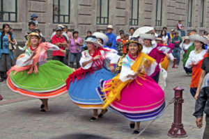 Farbenfrohe Folkloretänze in Ecuador