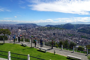 Auf dem El Panecillo liegt einem Quito zu Füßen