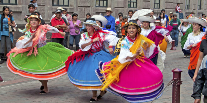 Farbenfrohe Folkloretänze in Ecuador