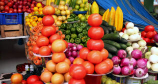 Der Marktbestichtigung mit seiner großen Auswahl an Obst und Gemüse